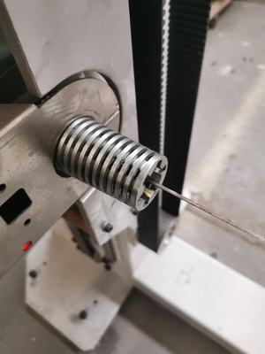CNC yatay salınımlı testere bıçağı köpük kesme makinesini sünger ve esnek PU için kemer döner masa ile
