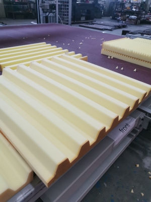 CNC yatay salınımlı testere bıçağı köpük kesme makinesini sünger ve esnek PU için kemer döner masa ile