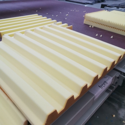 Yüksek hassasiyetli CNC Yatay Sünger Kesme Makinesi Polyurethane köpüğü için salınım bıçağı ile