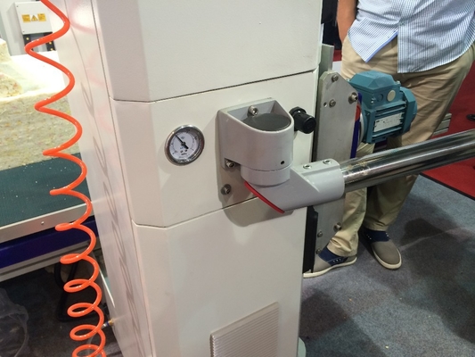 Sünger için Yatay 4kw 380V Salınımlı Bıçak Kesme Makinesi